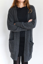 Indlæs billede til gallerivisning Lang Koksgrå Cashmere Cardigan